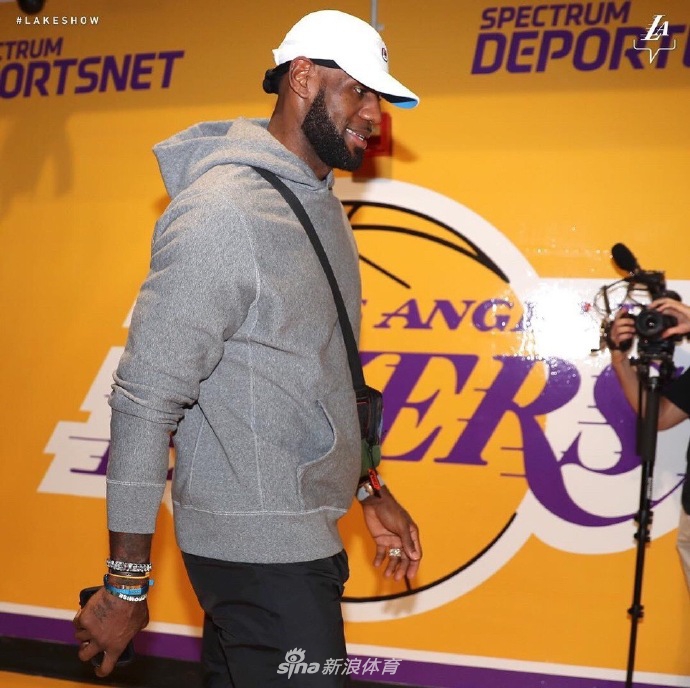 湖人男模队集体亮相!詹姆斯竟然是最低调的