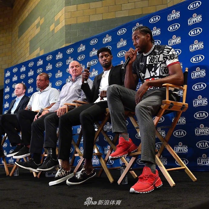 快船举行超巨欢迎发布会!卡哇伊泡椒露出灿烂笑容