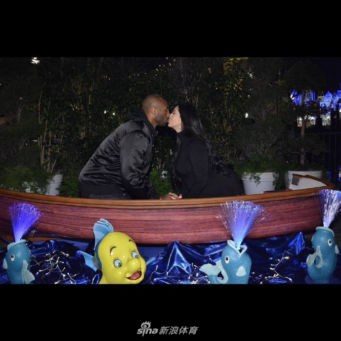 迪士尼之吻！科比瓦妮莎在“自家后院”疯狂撒狗粮