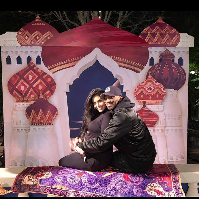 迪士尼之吻！科比瓦妮莎在“自家后院”疯狂撒狗粮