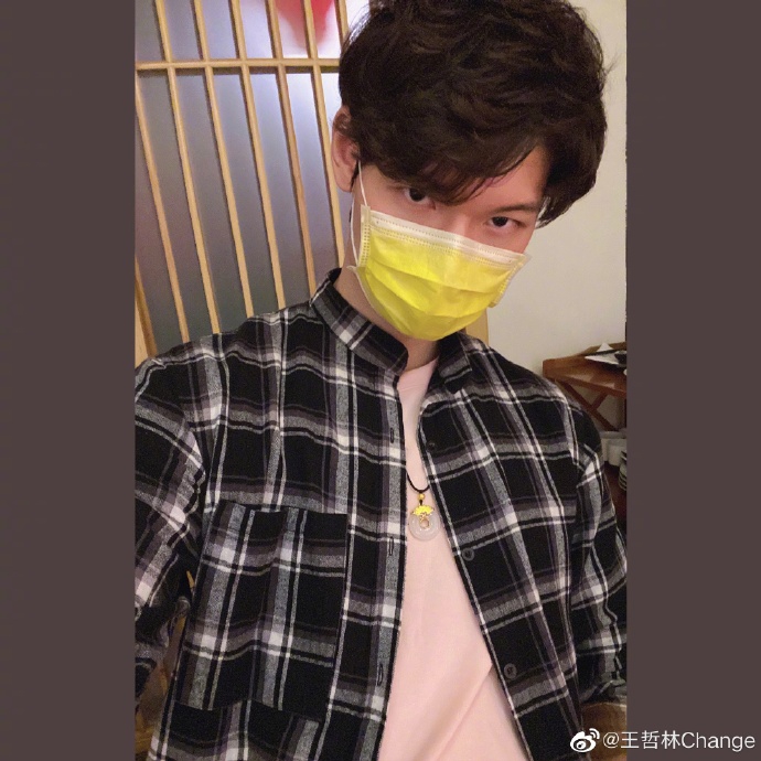型男来了!王哲林戴黄口罩自拍