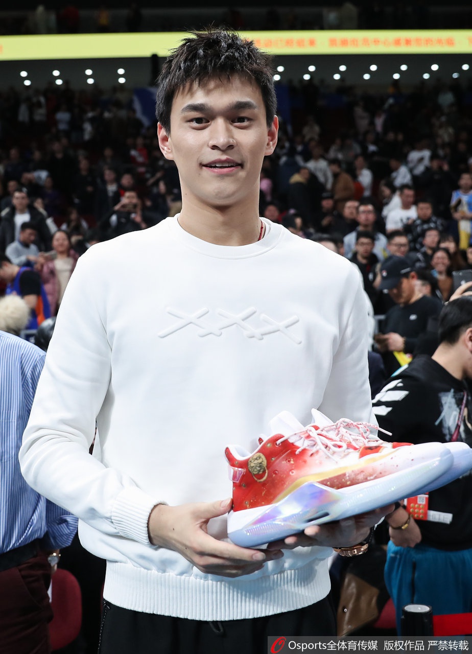 京粤大战赛后:林书豪赠送孙杨战靴