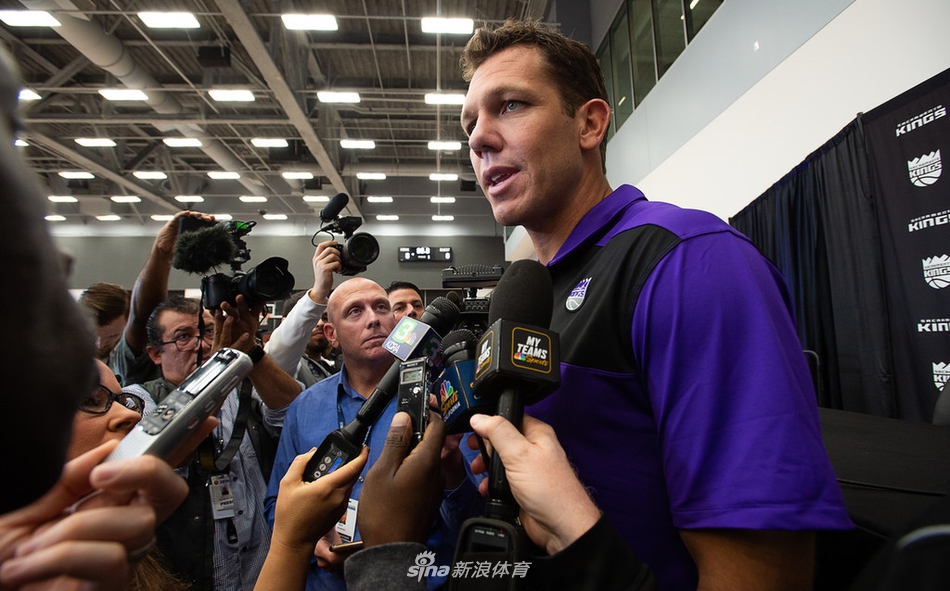 前湖人主帅沃顿挂帅国王 出席上任发布会