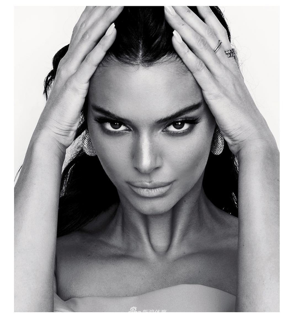 美艳冻人！肯豆冰天雪地拍性感写真 她对比基尼是真爱