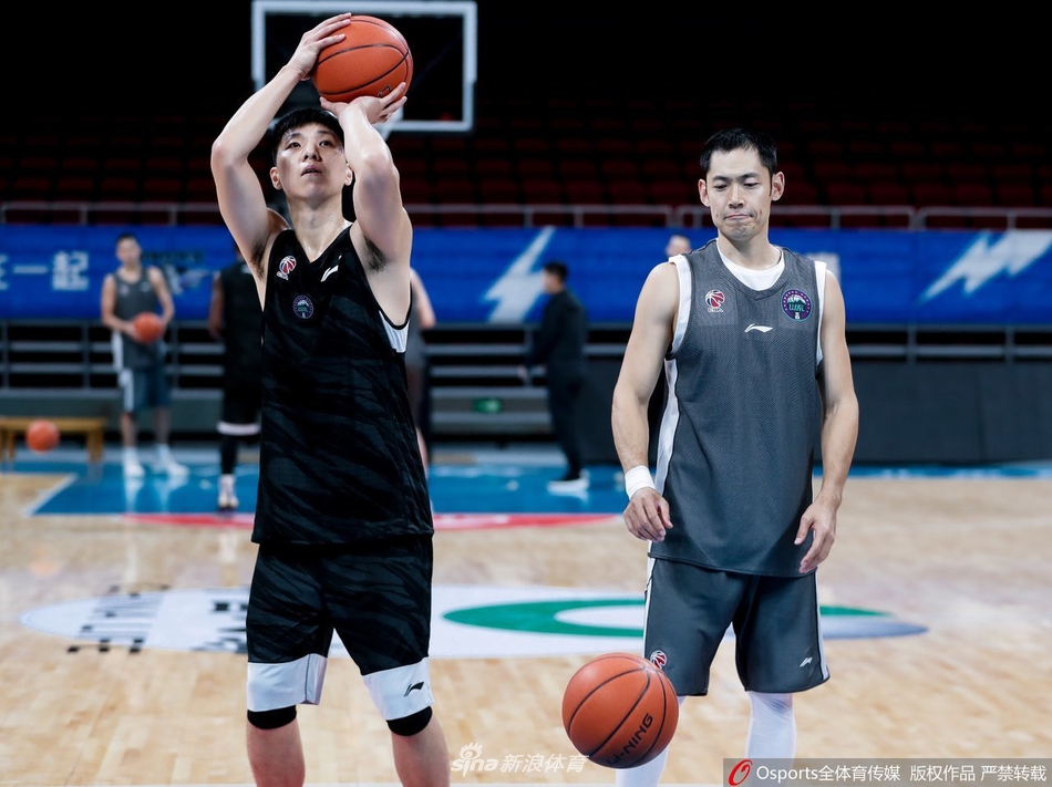 张庆鹏重回五棵松叙旧老队友 一切都是熟悉的模样