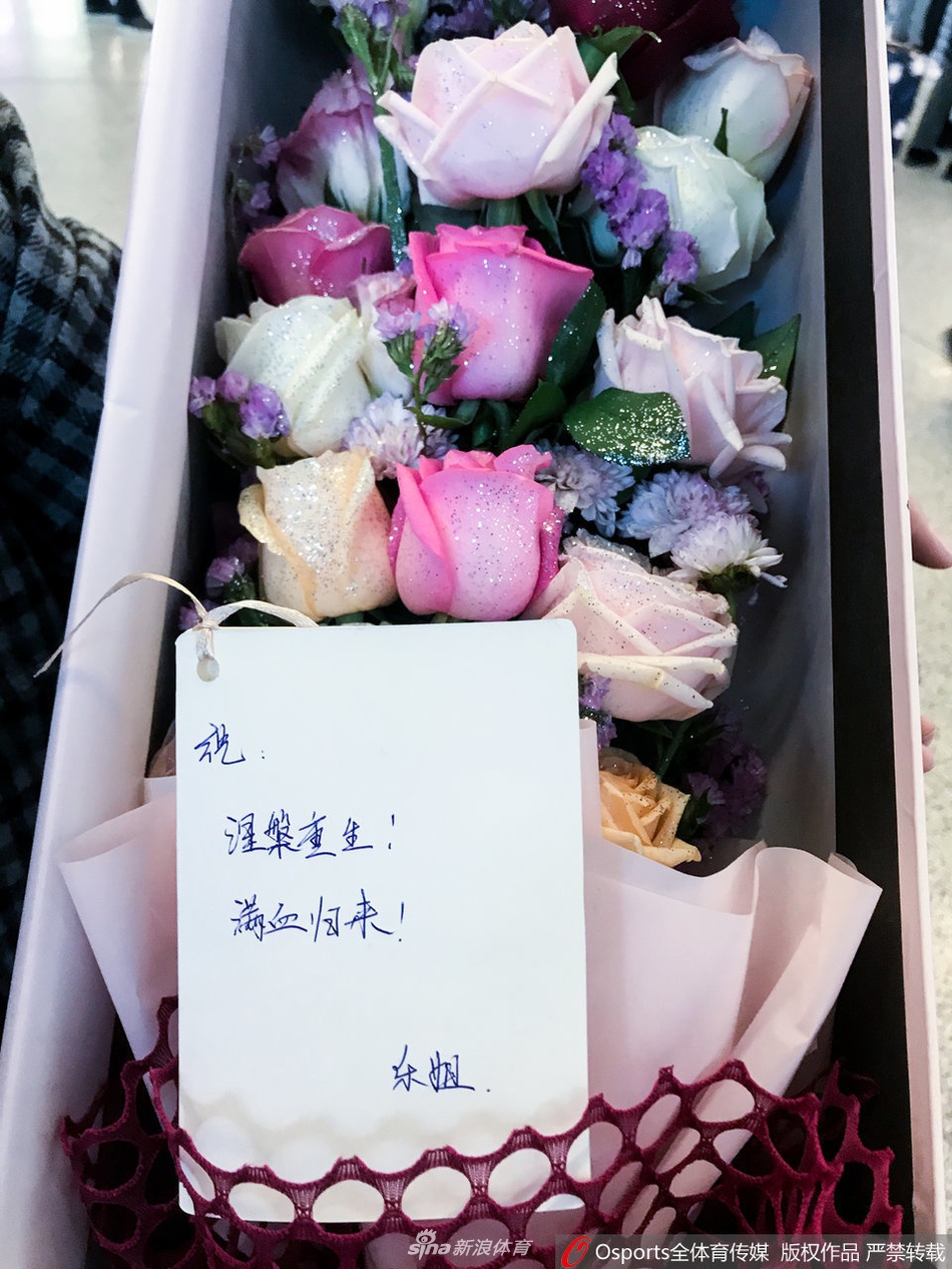 丛明晨返回沈阳杨鸣献花陪同 辽篮球迷举标语接机