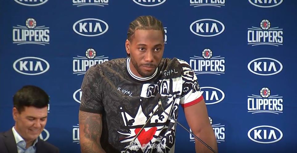 快船举行超巨欢迎发布会!卡哇伊泡椒露出灿烂笑容