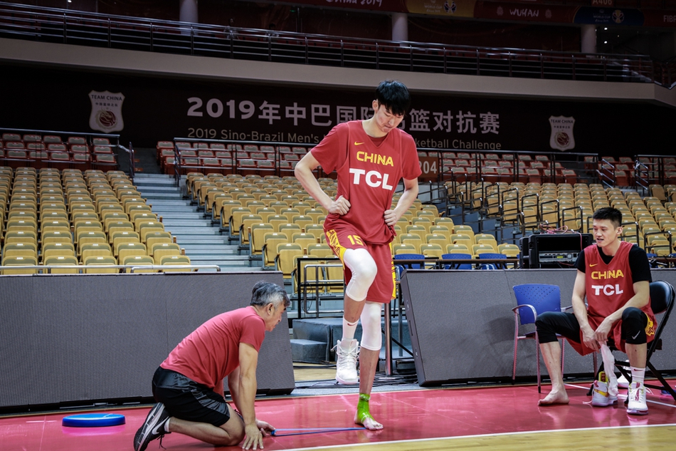 周琦周鹏一同进行恢复训练