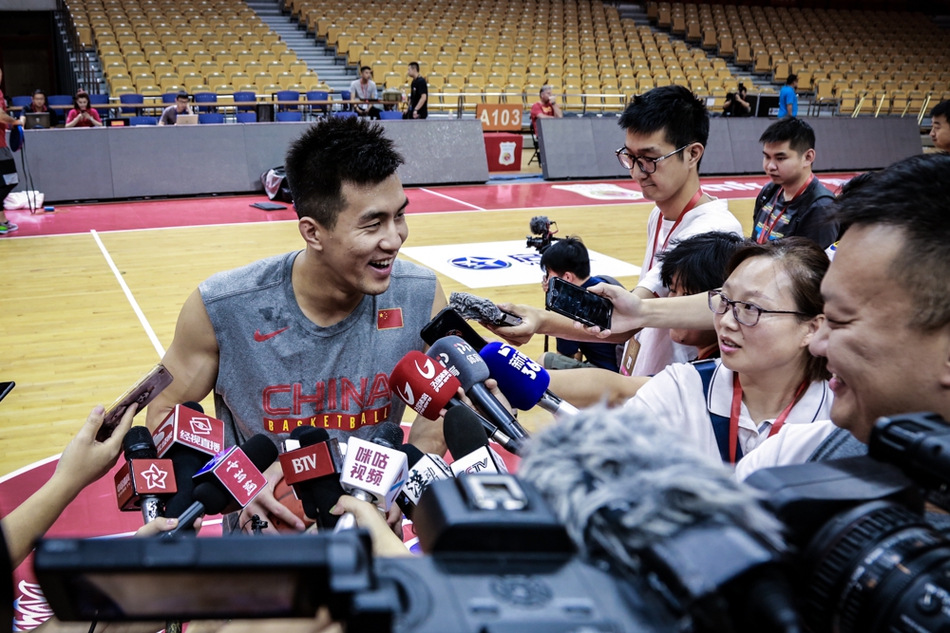 郭艾伦变身行走的表情包