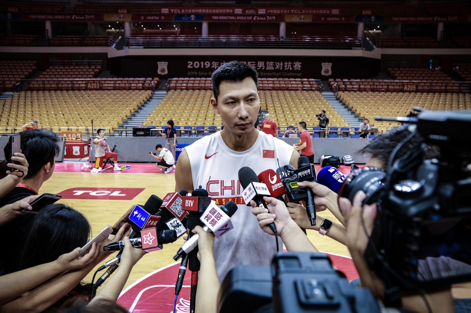 易建联接受媒体采访