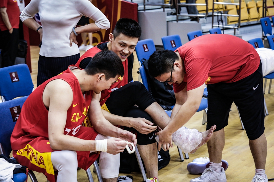 周鹏脚缠冰袋消肿