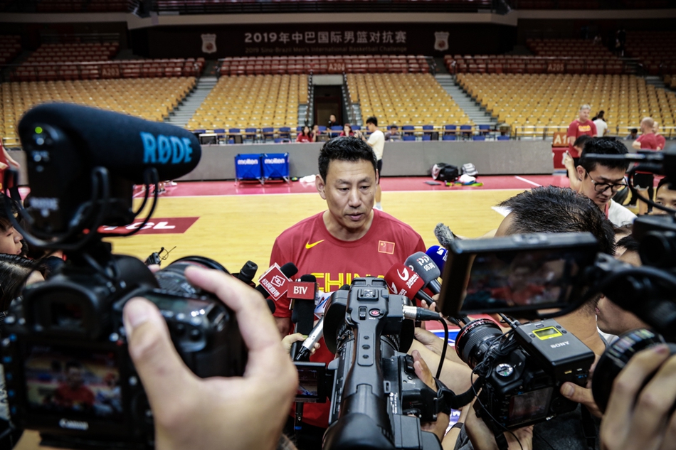 中国男篮主帅李楠接受媒体采访