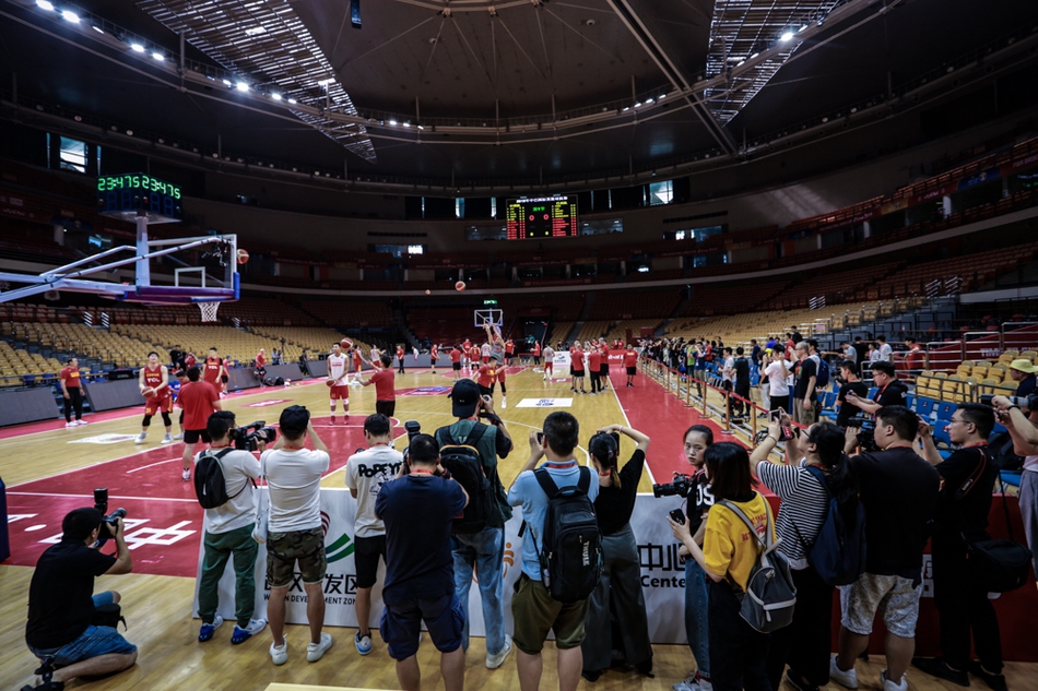 恢复在即！周琦周鹏现身男篮媒体公开课