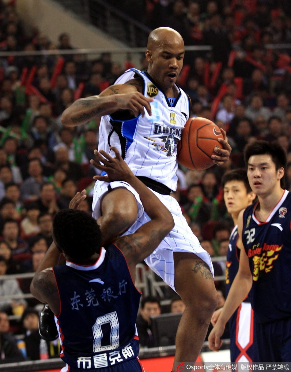 京粤大战:盘点两队历史交手火爆瞬间