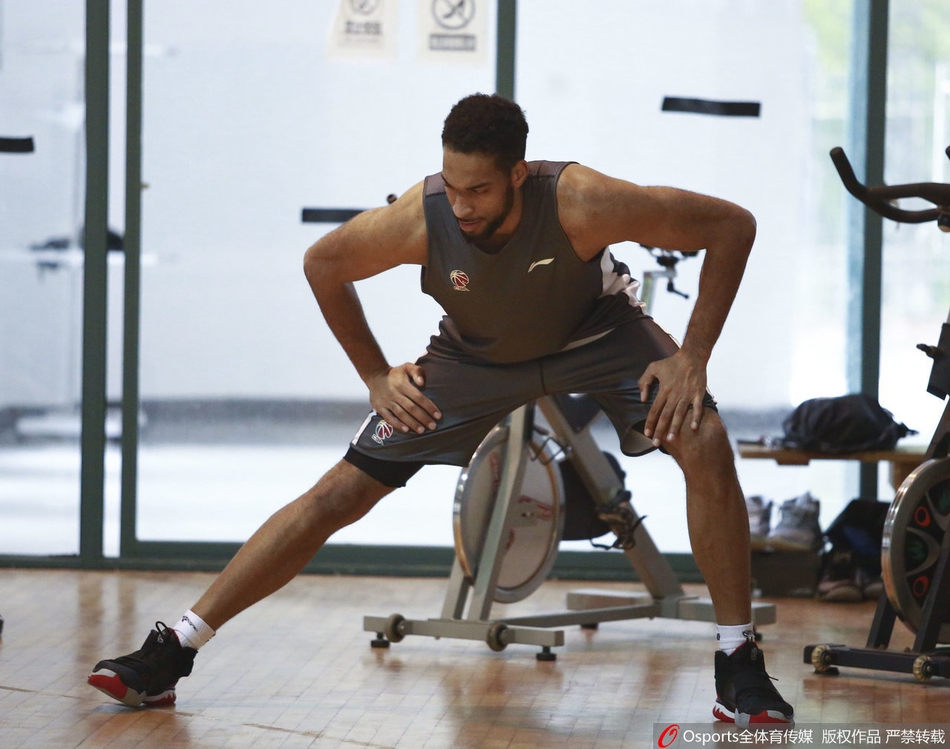 李春江带广厦全队踢足球