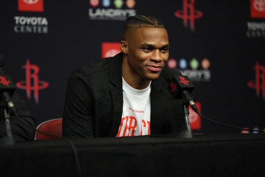 发带神龟亮相！威少正式披上火箭战袍！这造型给打几分？