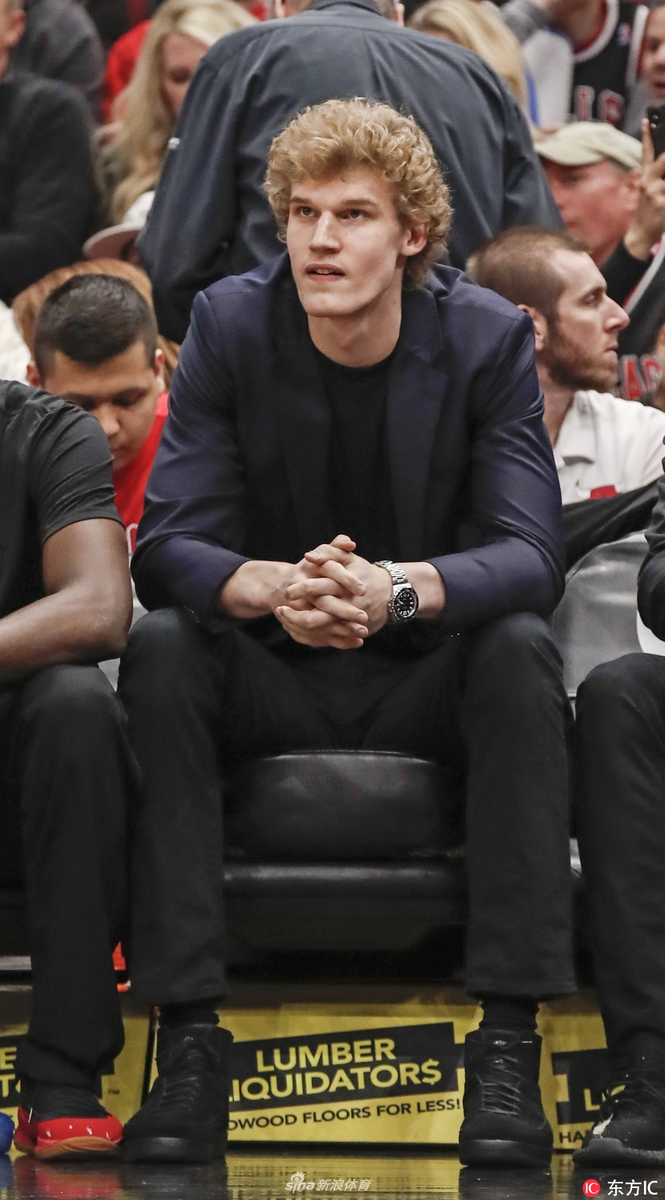 马儿坎宁西装革履