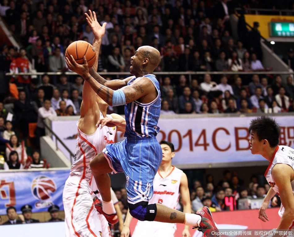 京粤大战:盘点两队历史交手火爆瞬间