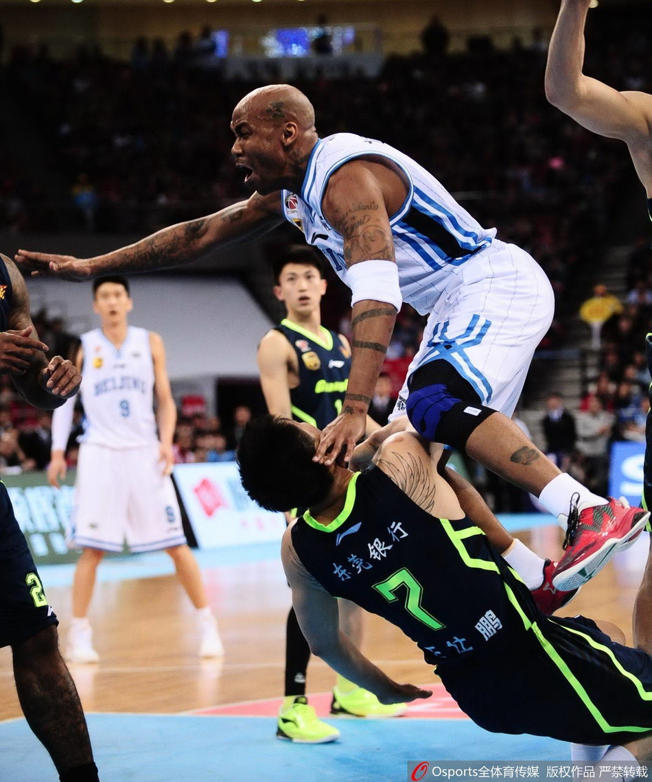 京粤大战:盘点两队历史交手火爆瞬间