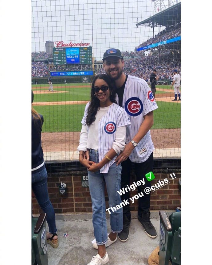 携手观看棒球赛