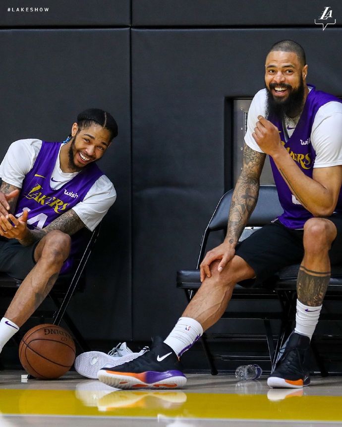 英格拉姆场下爆笑不止