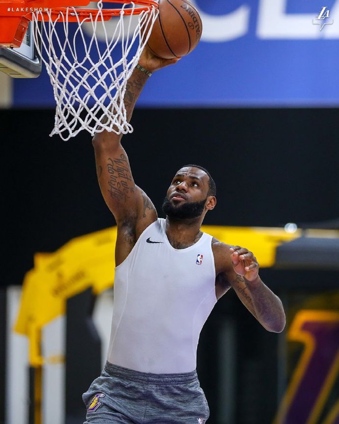 詹姆斯上演劈扣