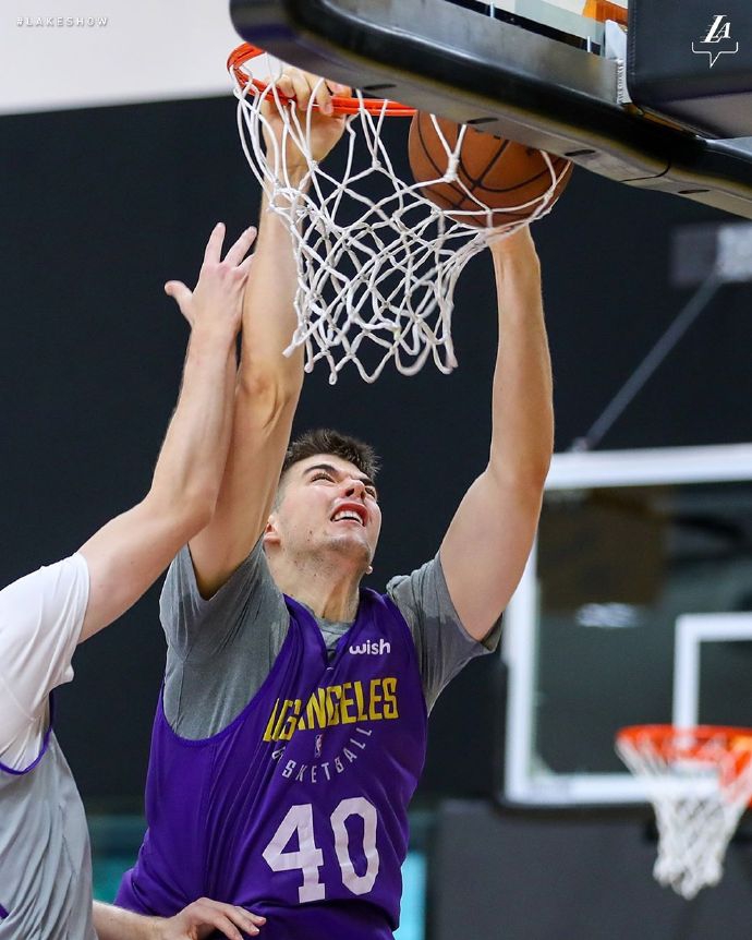 湖人内线新星祖巴茨扣篮