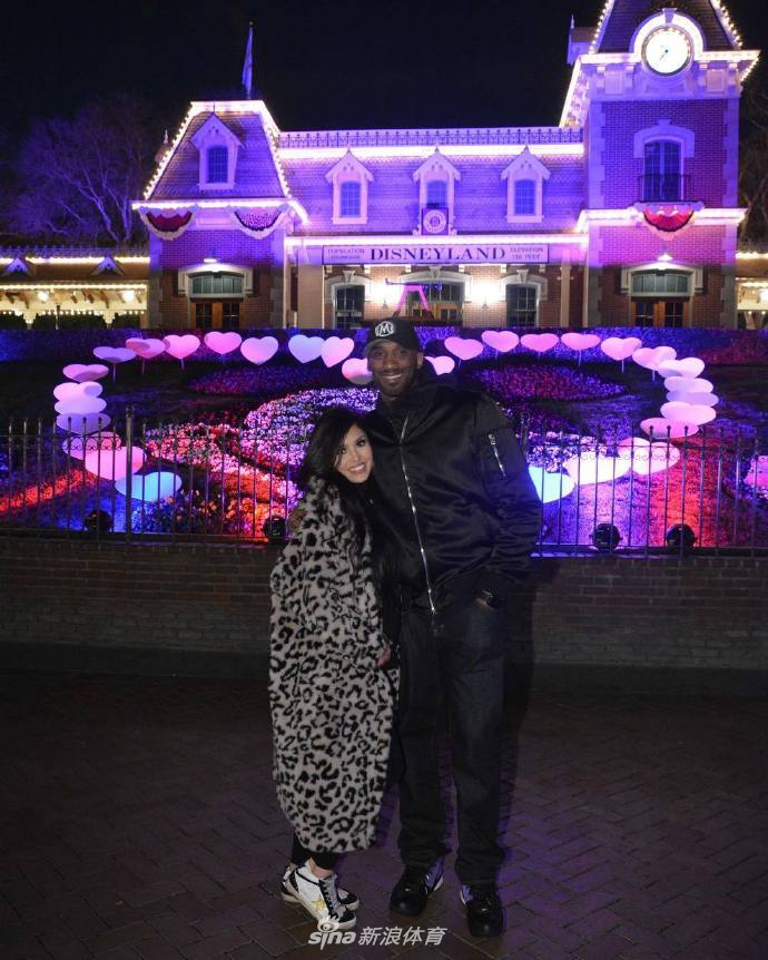 迪士尼之吻！科比瓦妮莎在“自家后院”疯狂撒狗粮