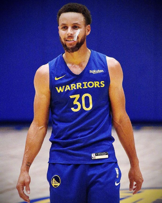 水花亮相！勇士全队备战新赛季