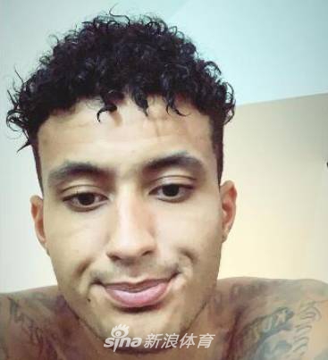 黄毛变回黑色卷发