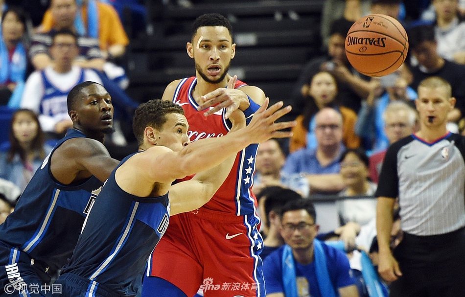 西蒙斯单臂传球