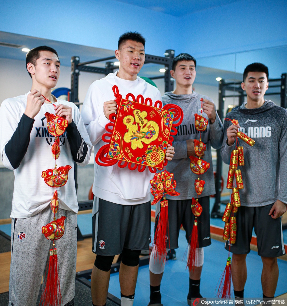 新疆队拍摄拜年写真 阿不都领衔为球迷送祝福