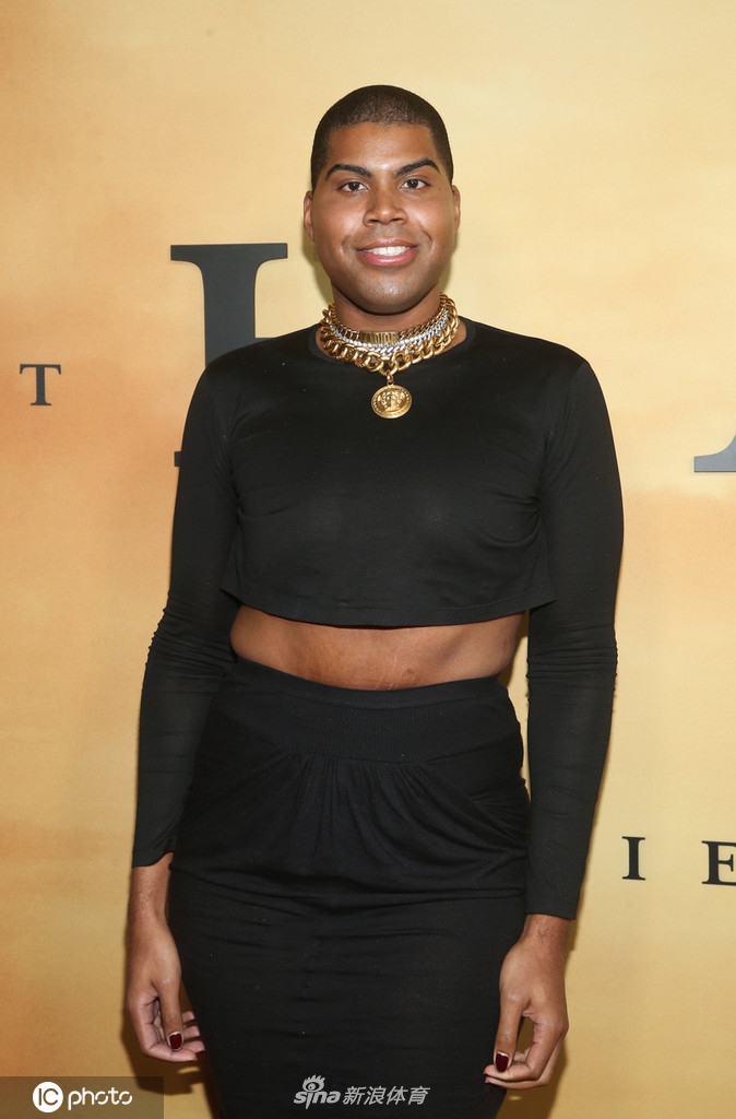 EJ酱亮相电影首映仪式 露腰礼服全黑look