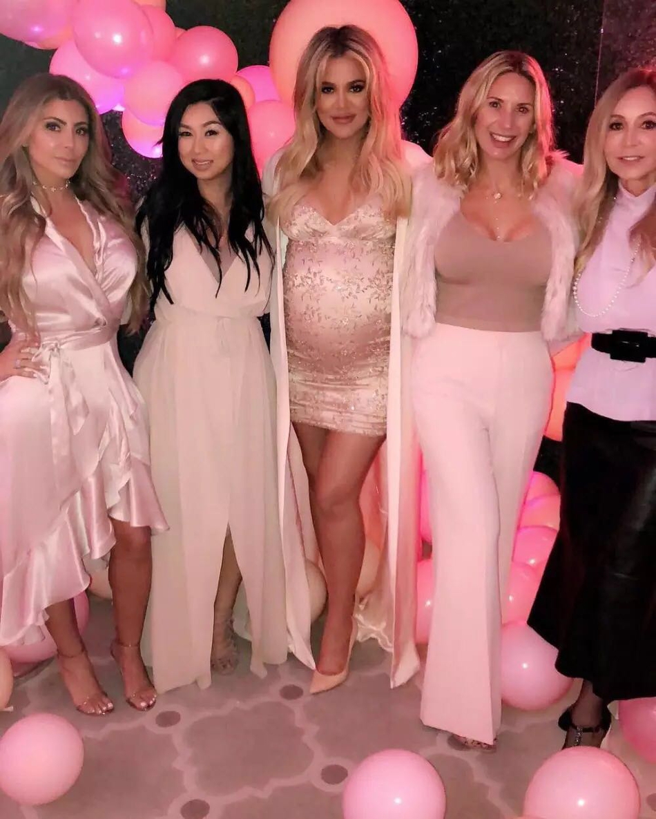 骑士大将携孕妻科勒举行派对