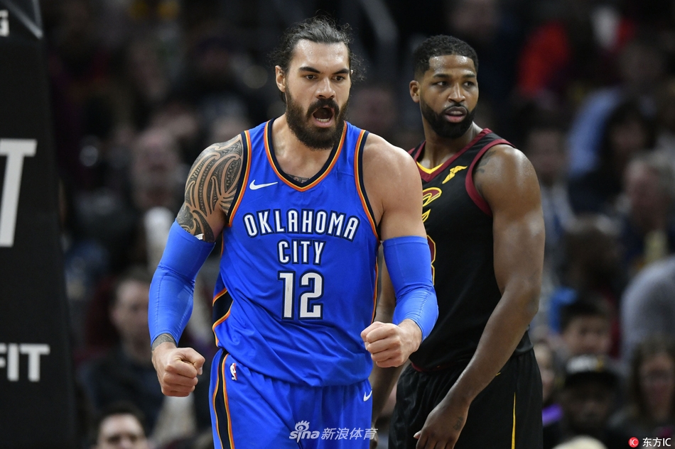 亚当斯控制前场篮板