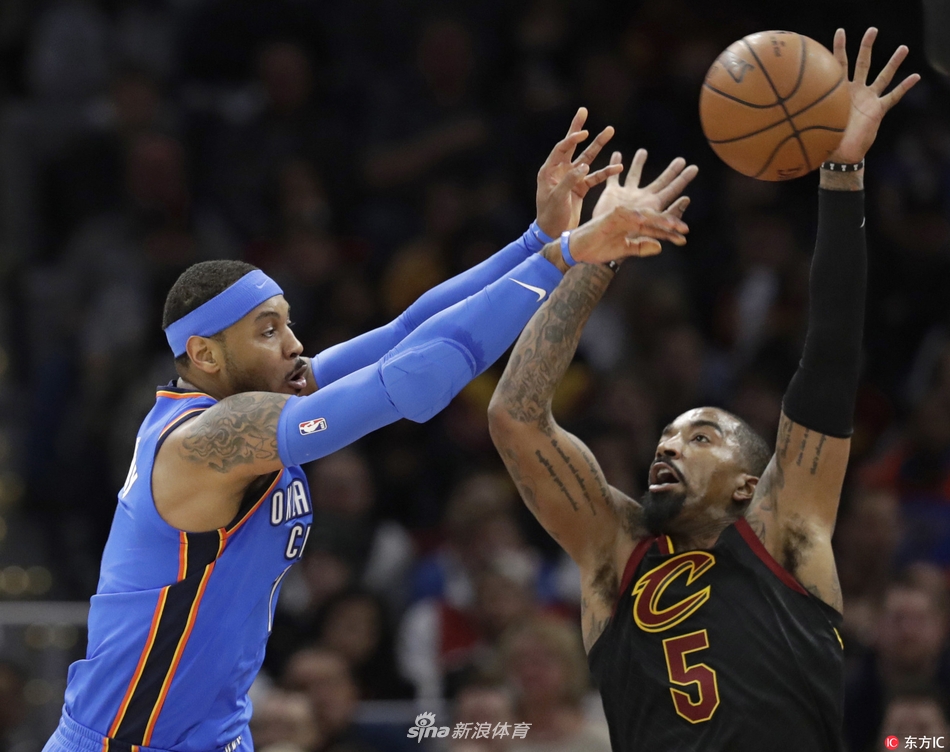 安东尼争抢失控球