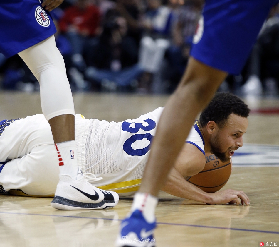 库里倒地护球