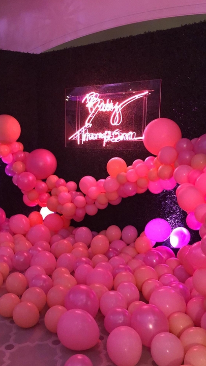 骑士大将携孕妻科勒举行派对