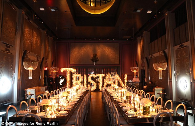 骑士大将携孕妻科勒举行派对