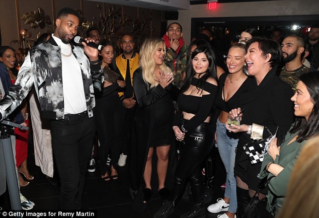 骑士大将携孕妻科勒举行派对