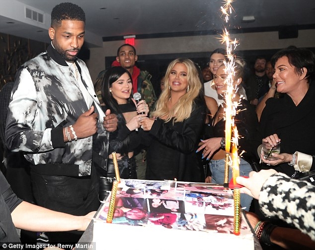 骑士大将携孕妻科勒举行派对