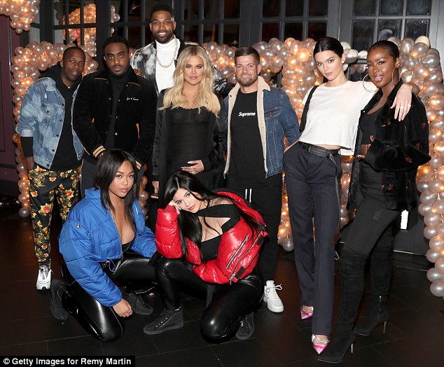 骑士大将携孕妻科勒举行派对