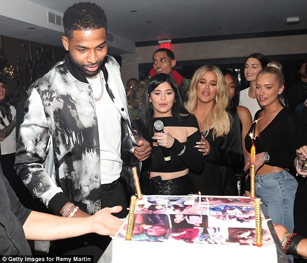 骑士大将携孕妻科勒举行派对