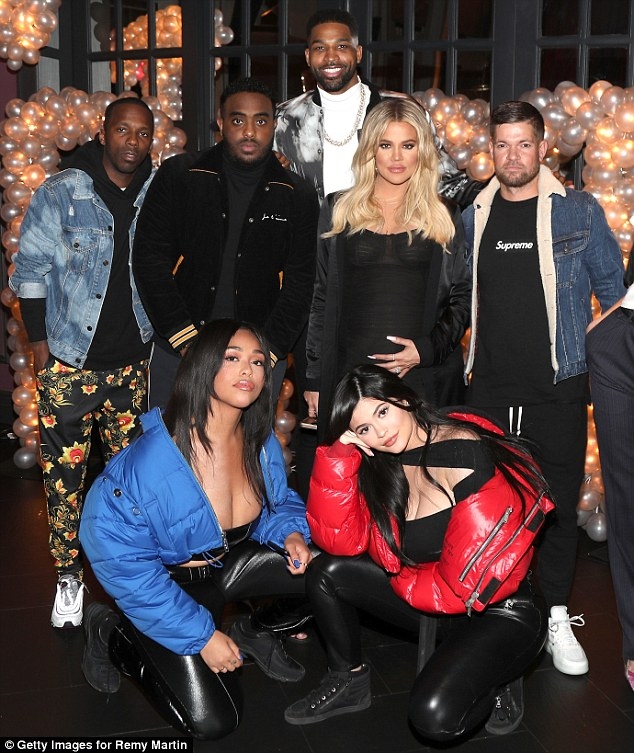 骑士大将携孕妻科勒举行派对