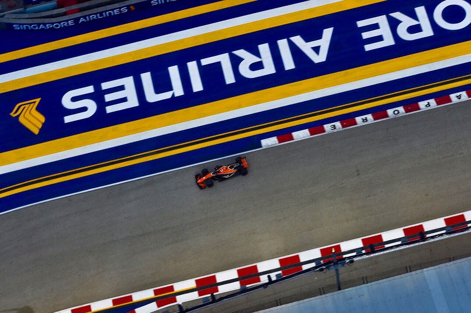 9月17日晚,2017年f1新加坡站正式比赛在滨海湾赛道举行.