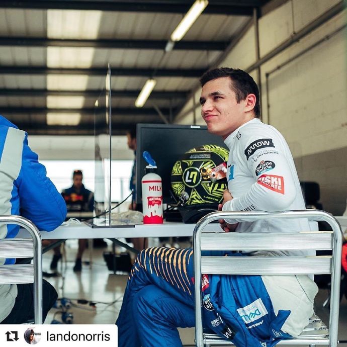 兰多-诺里斯驾驶老东家carlin的赛车上银石赛道测试,为f1复赛做准备!