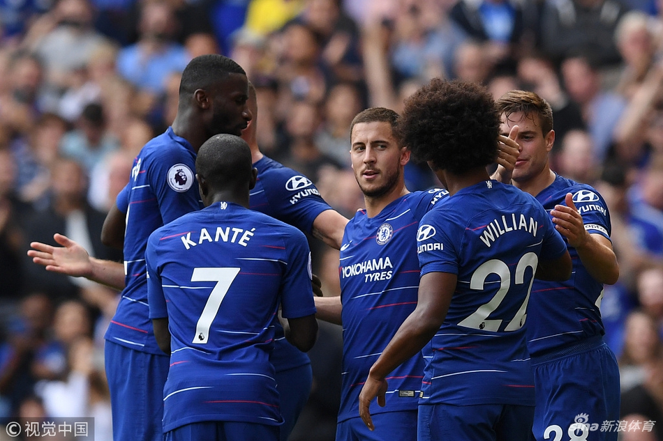 全队为阿扎尔庆祝