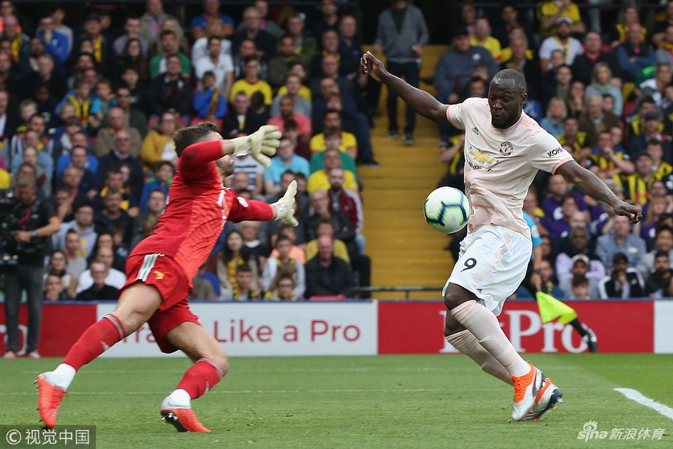 卢卡库肚子撞射