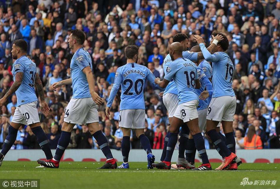 曼城全队拥抱