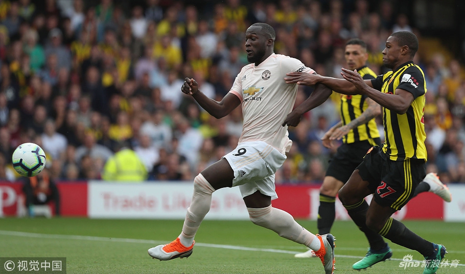 卢卡库倚住后卫